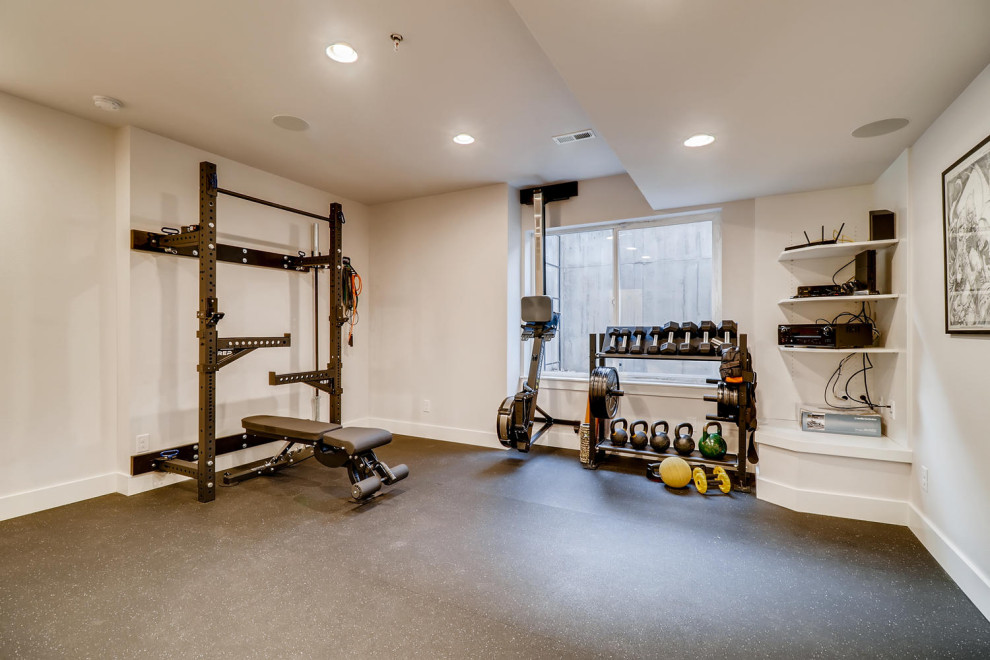 Multifunktionaler, Mittelgroßer Moderner Fitnessraum mit weißer Wandfarbe und grauem Boden in Denver