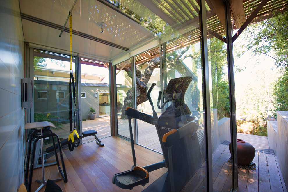 Multifunktionaler, Kleiner Moderner Fitnessraum mit braunem Holzboden in San Francisco