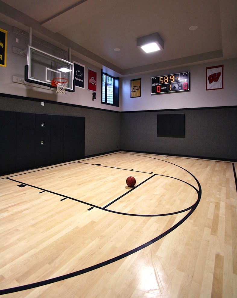 Großer Moderner Fitnessraum mit Indoor-Sportplatz, grauer Wandfarbe, hellem Holzboden und beigem Boden in Chicago