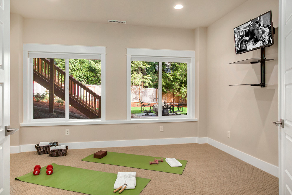 На фото: йога-студия среднего размера в стиле неоклассика (современная классика) с бежевыми стенами, ковровым покрытием и бежевым полом