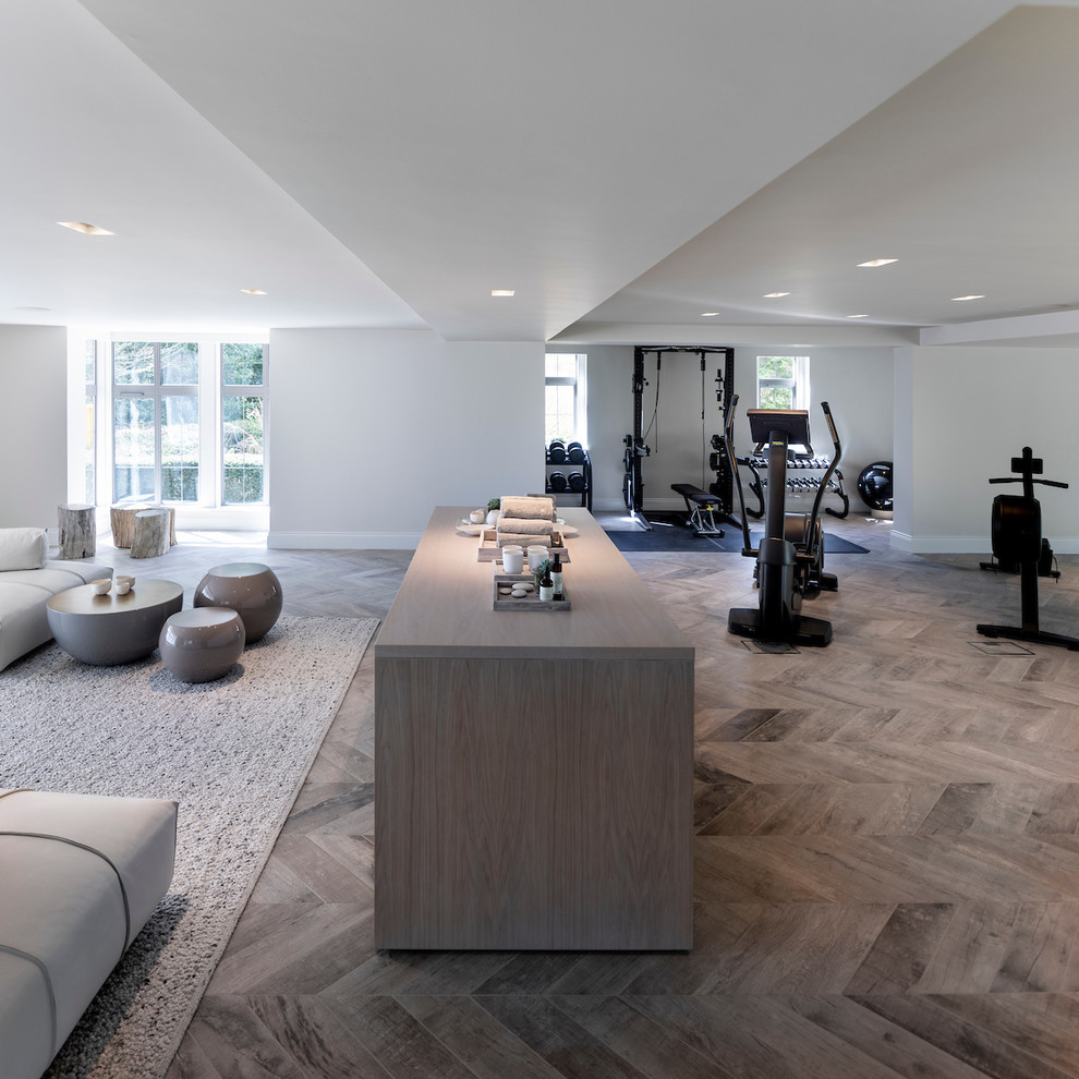 Multifunktionaler, Großer Moderner Fitnessraum mit weißer Wandfarbe, Porzellan-Bodenfliesen und grauem Boden in Cheshire