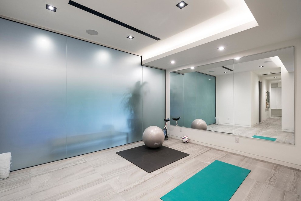 Bild på ett funkis hemmagym med yogastudio, med vita väggar och grått golv