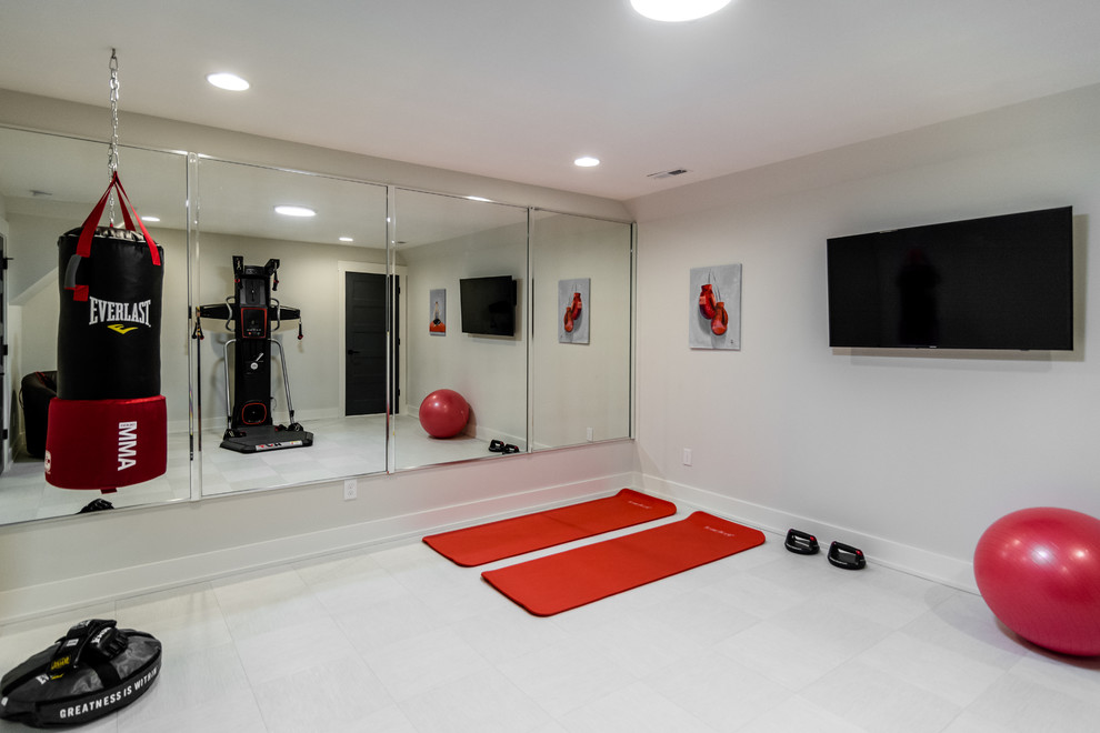 Multifunktionaler, Mittelgroßer Klassischer Fitnessraum mit beiger Wandfarbe, Keramikboden und weißem Boden in Sonstige