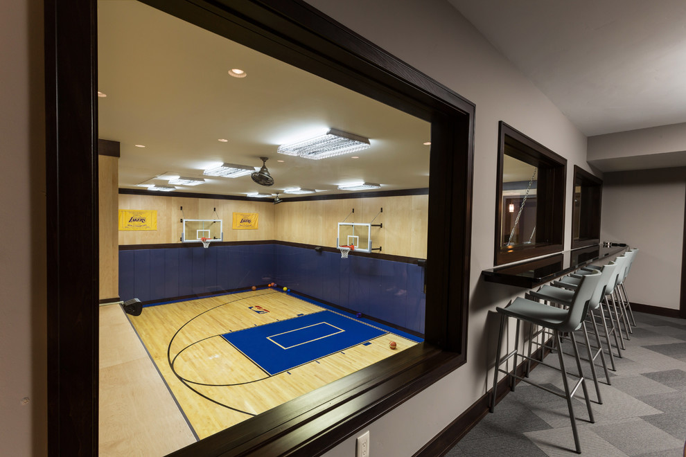 Großer Klassischer Fitnessraum mit Indoor-Sportplatz, hellem Holzboden und grauer Wandfarbe in Milwaukee