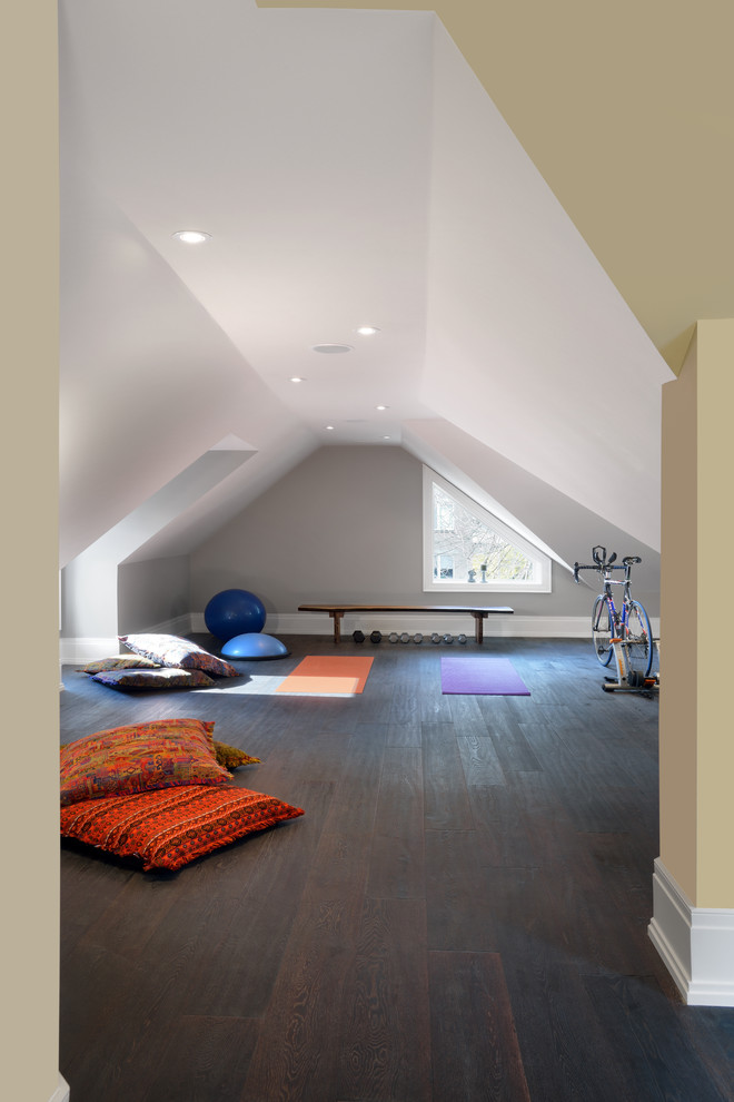 Inspiration för mellanstora klassiska hemmagym med yogastudio, med grå väggar, mörkt trägolv och brunt golv