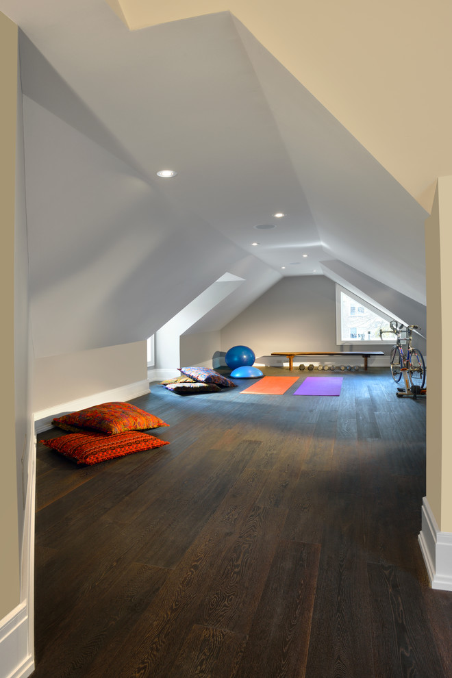 Imagen de estudio de yoga clásico de tamaño medio con paredes blancas y suelo de madera oscura