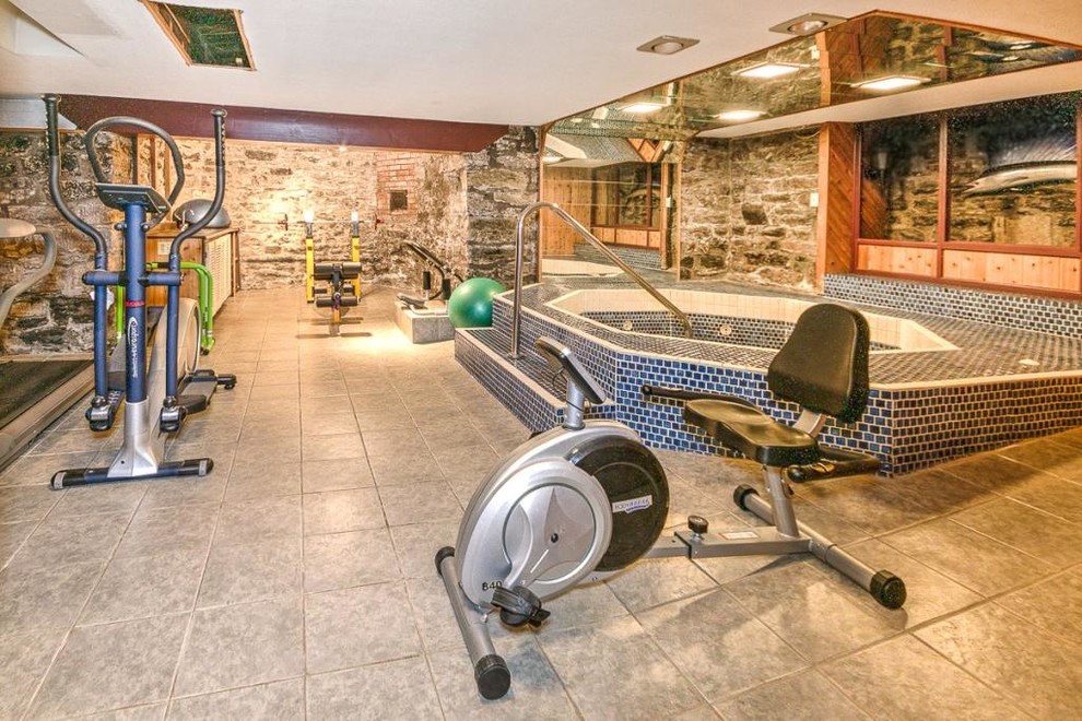 Elegant home gym photo in Montreal
