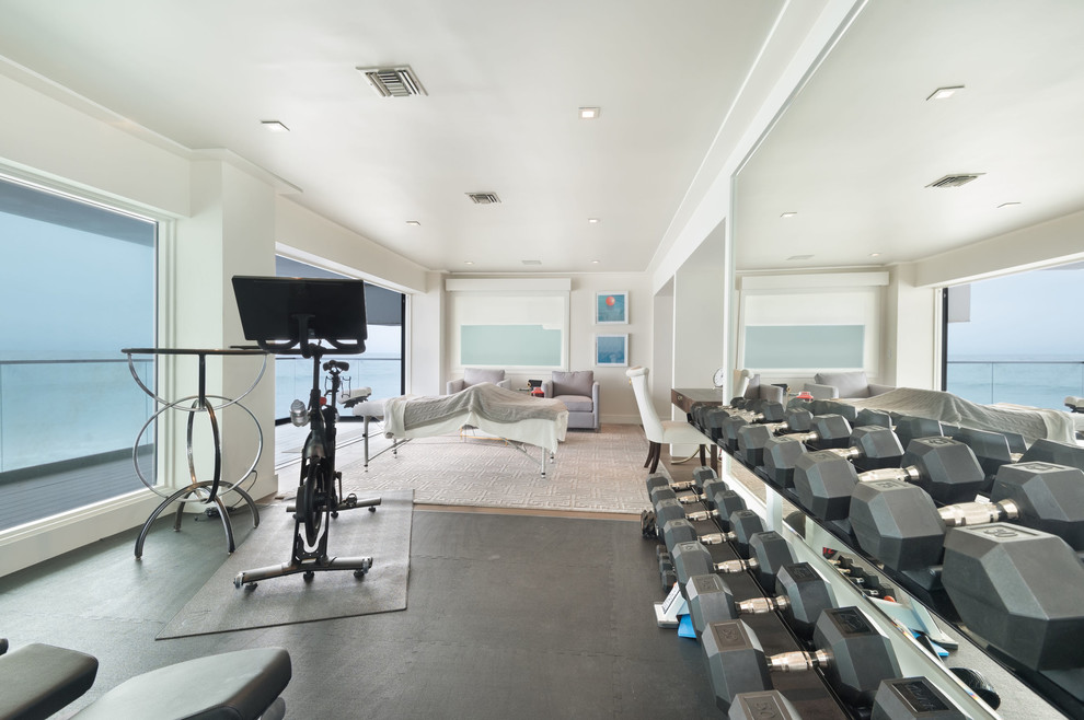 Multifunktionaler, Mittelgroßer Maritimer Fitnessraum mit weißer Wandfarbe und schwarzem Boden in Los Angeles