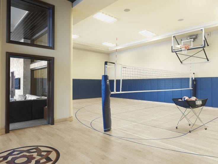 Großer Klassischer Fitnessraum mit Indoor-Sportplatz, weißer Wandfarbe und hellem Holzboden in St. Louis
