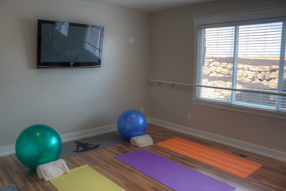 Mittelgroßer Klassischer Yogaraum mit beiger Wandfarbe und braunem Holzboden in Salt Lake City