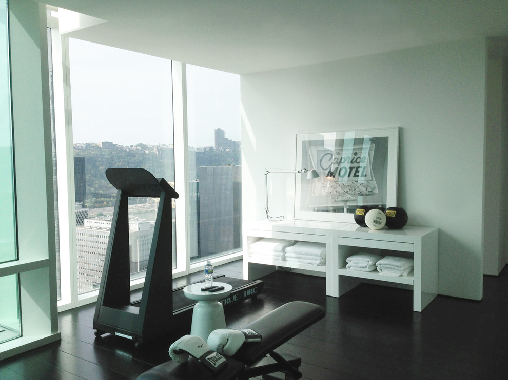 Moderner Fitnessraum mit weißer Wandfarbe und schwarzem Boden in Sonstige