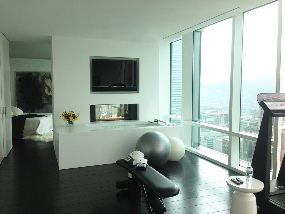 Multifunktionaler Moderner Fitnessraum mit weißer Wandfarbe und schwarzem Boden in Sonstige