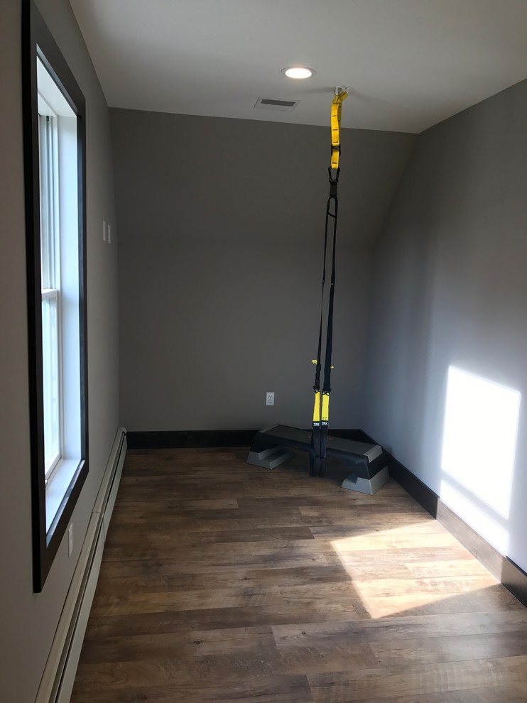 Multifunktionaler, Kleiner Uriger Fitnessraum mit grauer Wandfarbe, braunem Holzboden und braunem Boden in Philadelphia