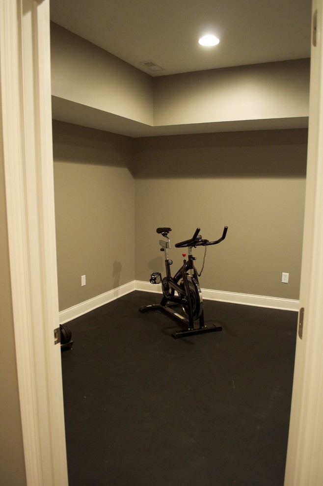 Cette photo montre une petite salle de sport multi-usage avec un mur gris.