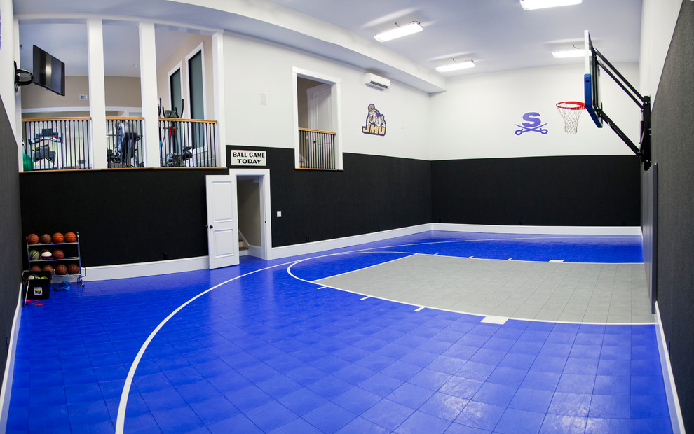 Cette photo montre un très grand terrain de sport intérieur chic avec un mur multicolore, un sol bleu et un sol en vinyl.