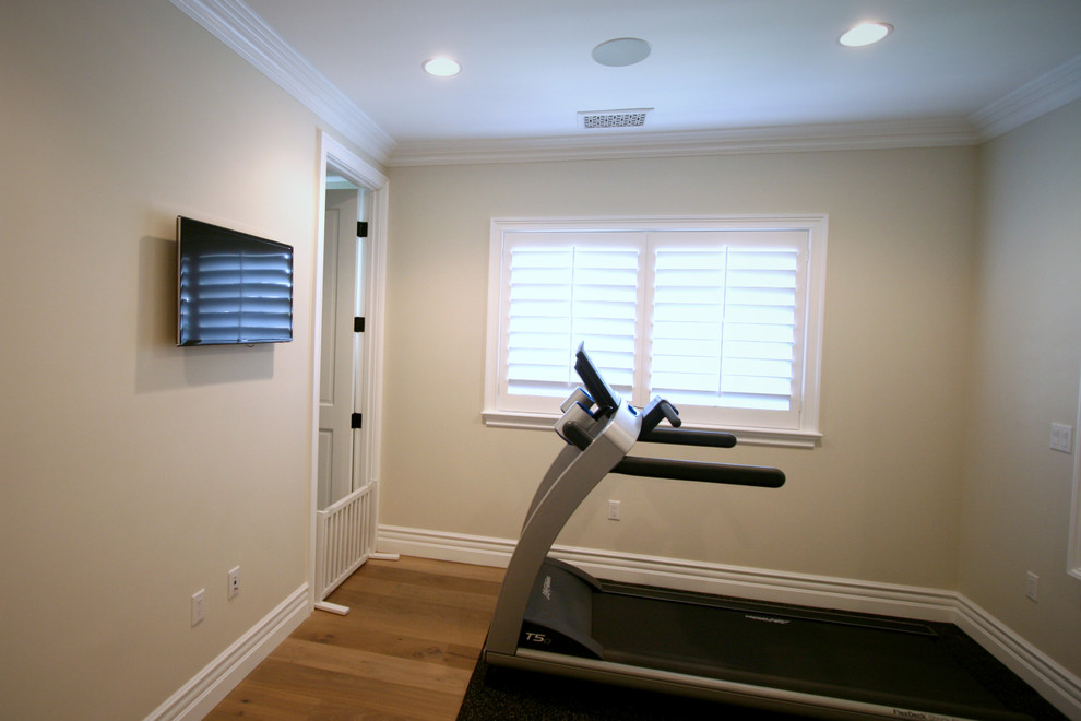 Example of a classic home gym design in Los Angeles