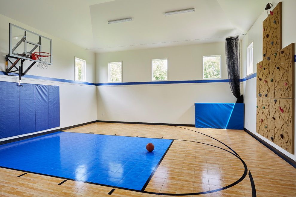 Geräumiger Klassischer Fitnessraum mit grauer Wandfarbe, braunem Holzboden, braunem Boden und Kletterwand in Minneapolis