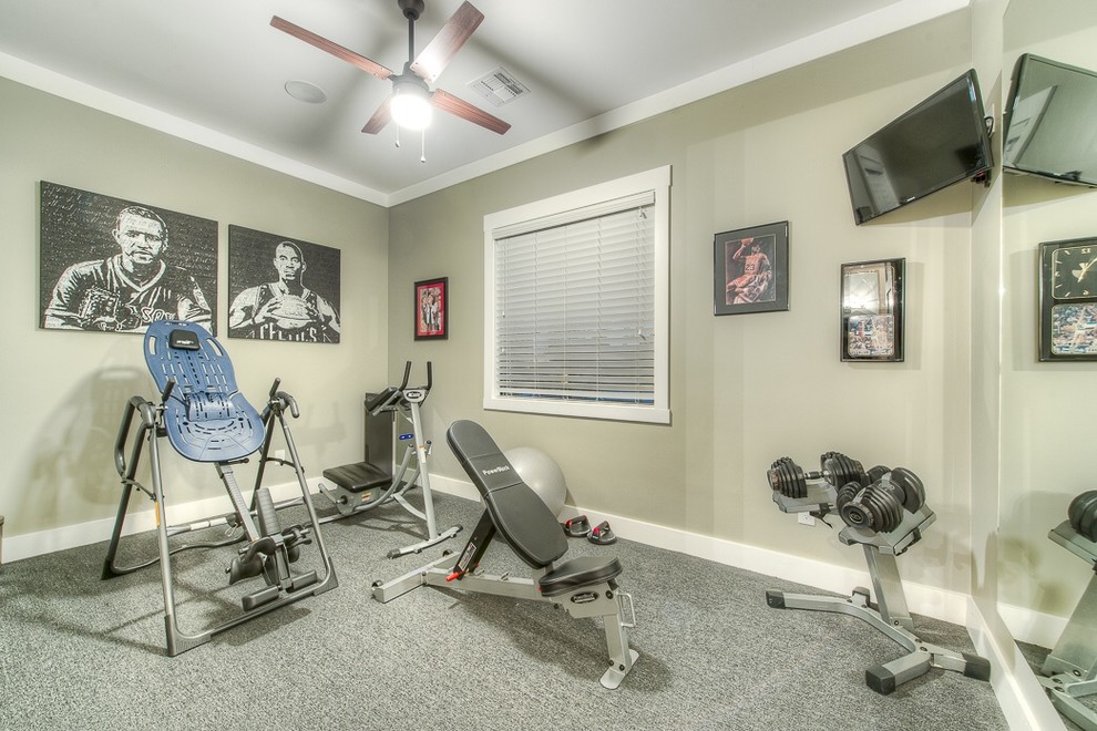Ejemplo de sala de pesas de estilo americano de tamaño medio con paredes grises, moqueta y suelo gris