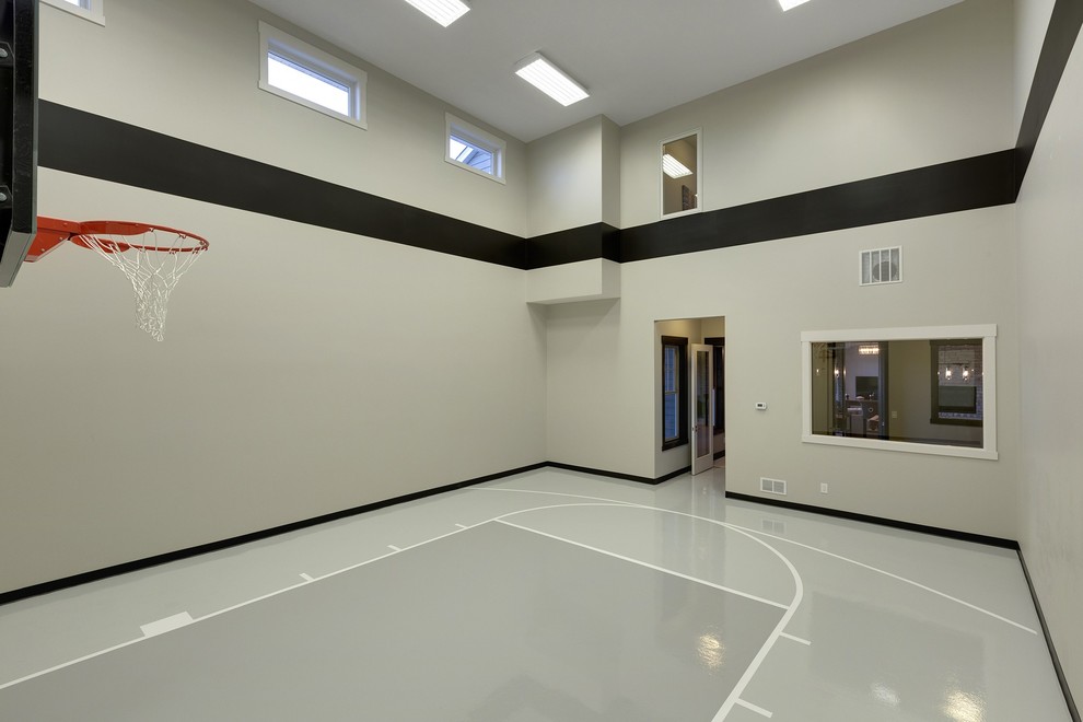 Großer Klassischer Fitnessraum mit Indoor-Sportplatz, beiger Wandfarbe, Vinylboden und grauem Boden in Minneapolis