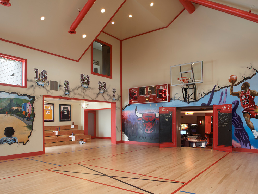 Geräumiger Industrial Fitnessraum mit Indoor-Sportplatz, weißer Wandfarbe und hellem Holzboden in Minneapolis