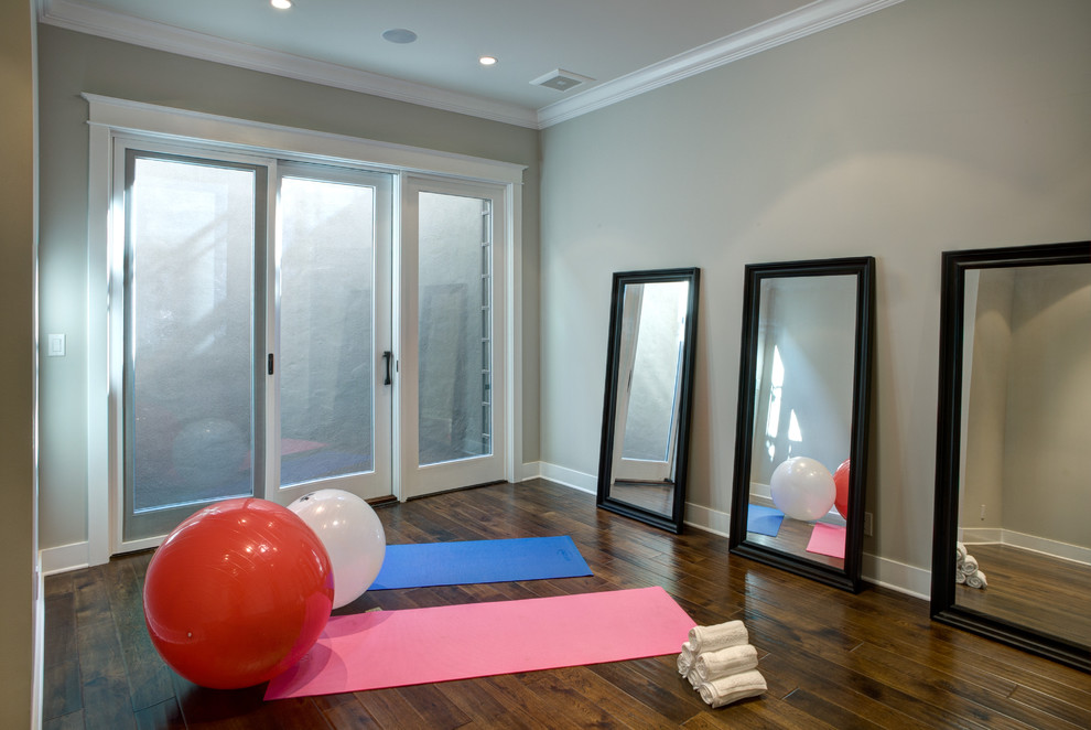Immagine di uno studio yoga chic con pavimento marrone