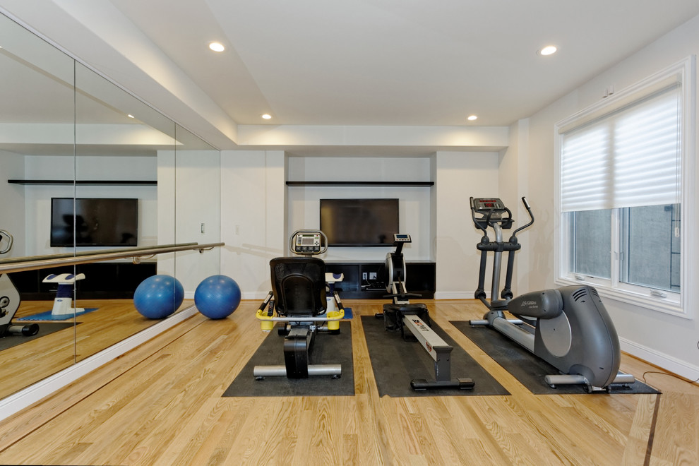 Example of a minimalist home gym design in San Francisco