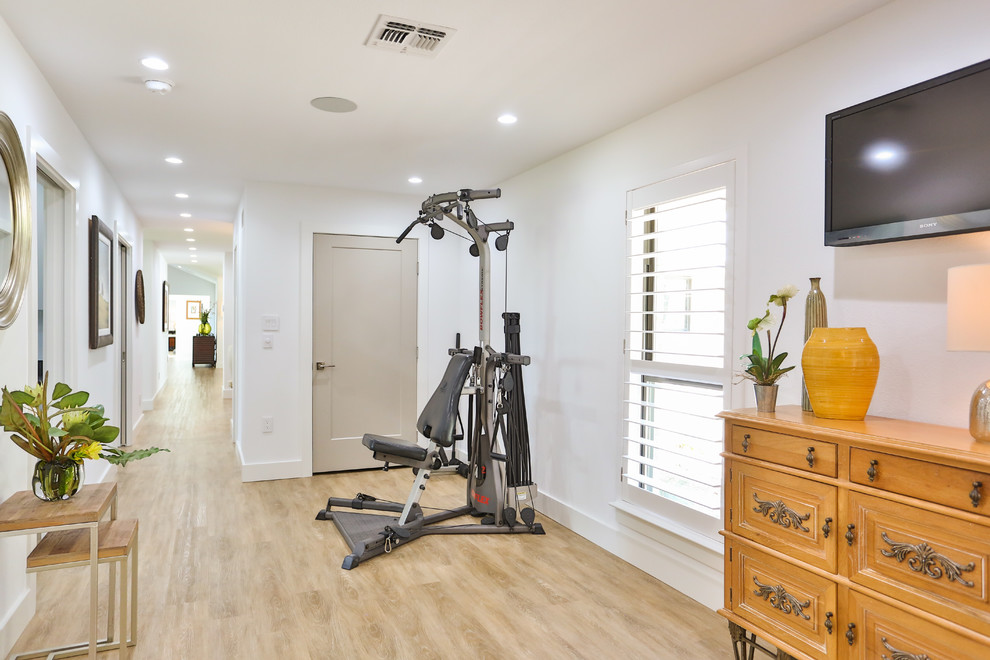 Multifunktionaler, Kleiner Retro Fitnessraum mit weißer Wandfarbe und hellem Holzboden in Austin