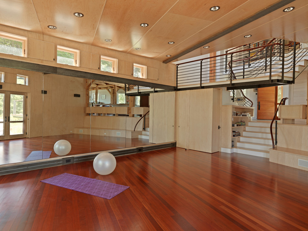 Rustikaler Yogaraum mit dunklem Holzboden und rotem Boden in Burlington