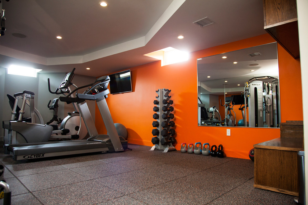 Cette image montre une salle de sport minimaliste multi-usage et de taille moyenne avec un mur orange.