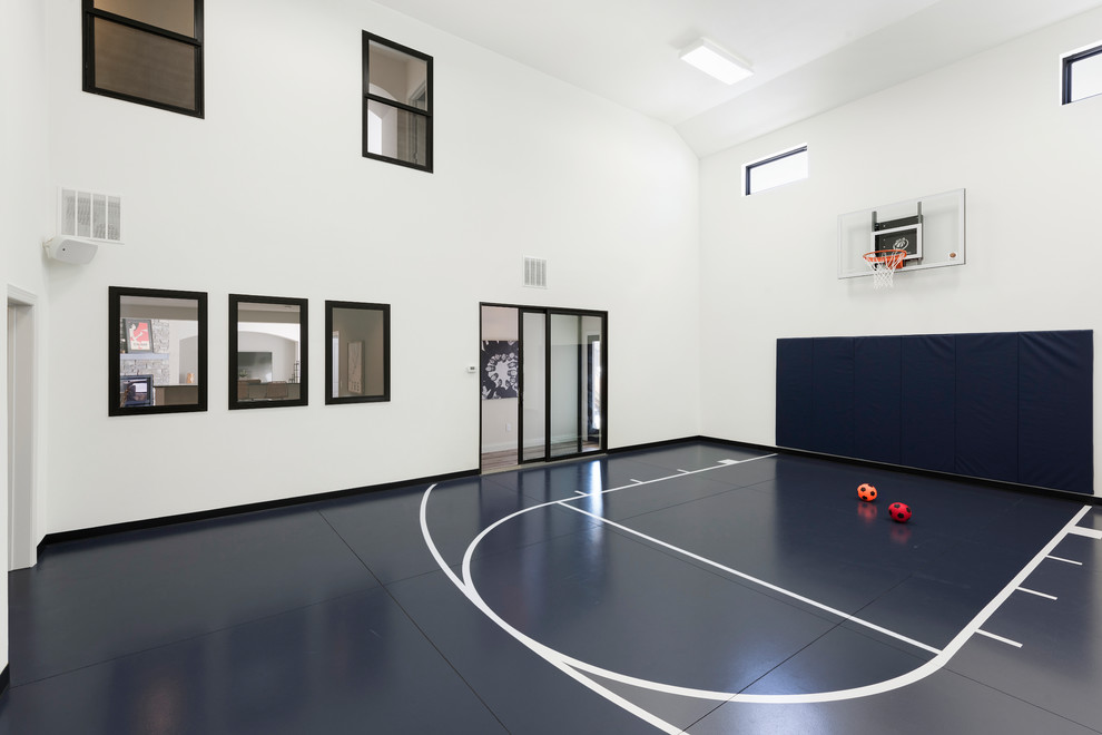 Geräumiger Klassischer Fitnessraum mit Indoor-Sportplatz, weißer Wandfarbe und buntem Boden in Minneapolis