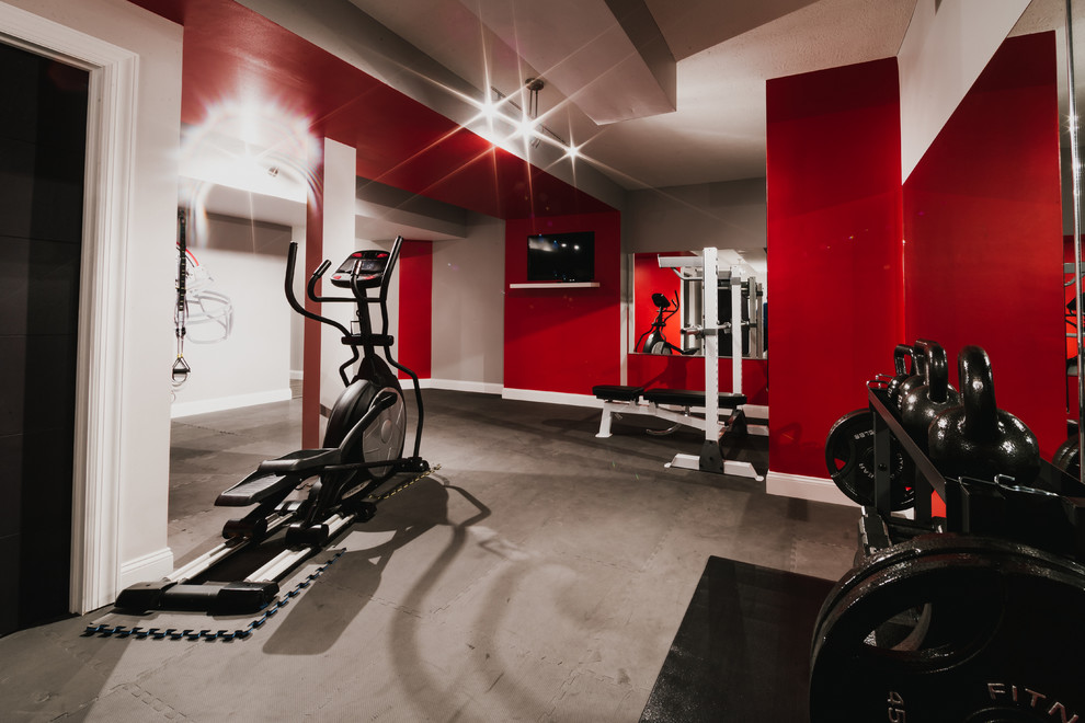 Ejemplo de sala de pesas contemporánea de tamaño medio con paredes rojas