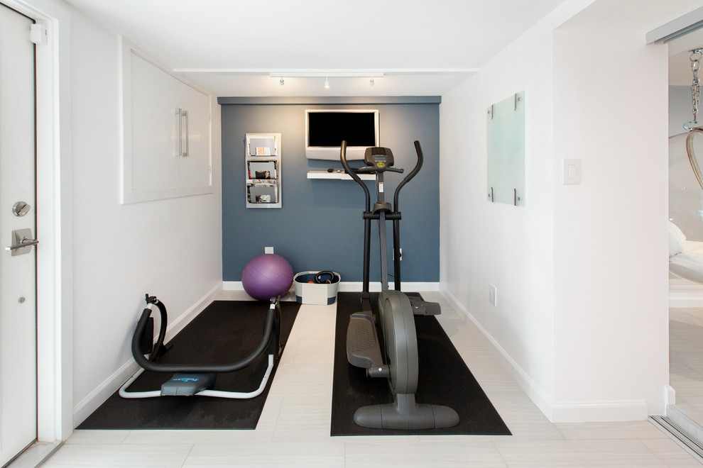 Kleiner Moderner Fitnessraum mit weißer Wandfarbe in Washington, D.C.