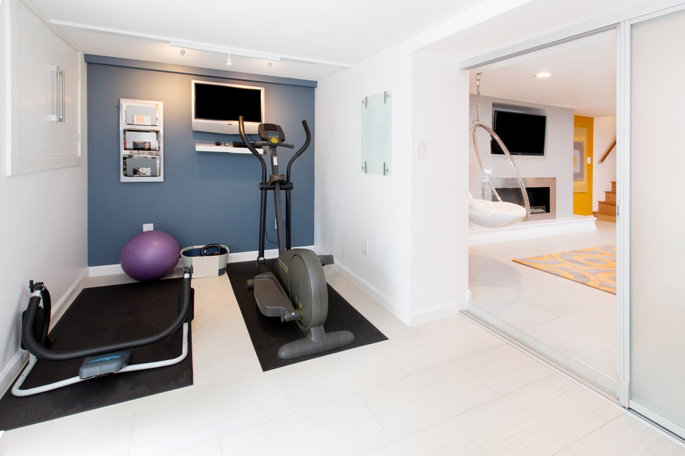 Kleiner Moderner Fitnessraum mit weißer Wandfarbe in Washington, D.C.