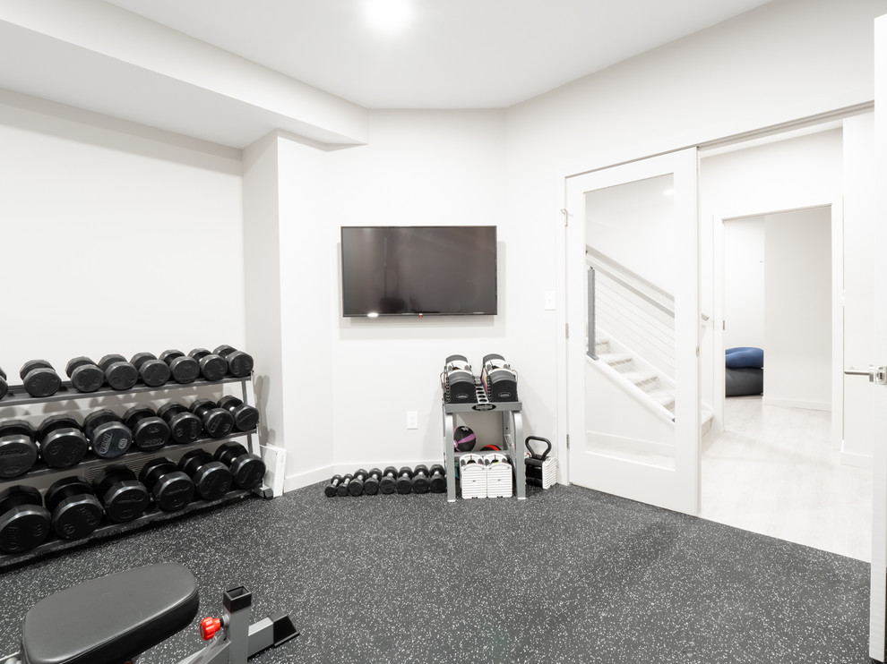 Multifunktionaler, Mittelgroßer Moderner Fitnessraum mit weißer Wandfarbe und schwarzem Boden in Sonstige