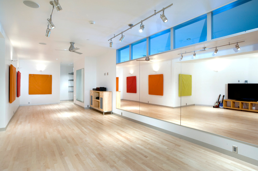 Moderner Fitnessraum mit weißer Wandfarbe in Denver