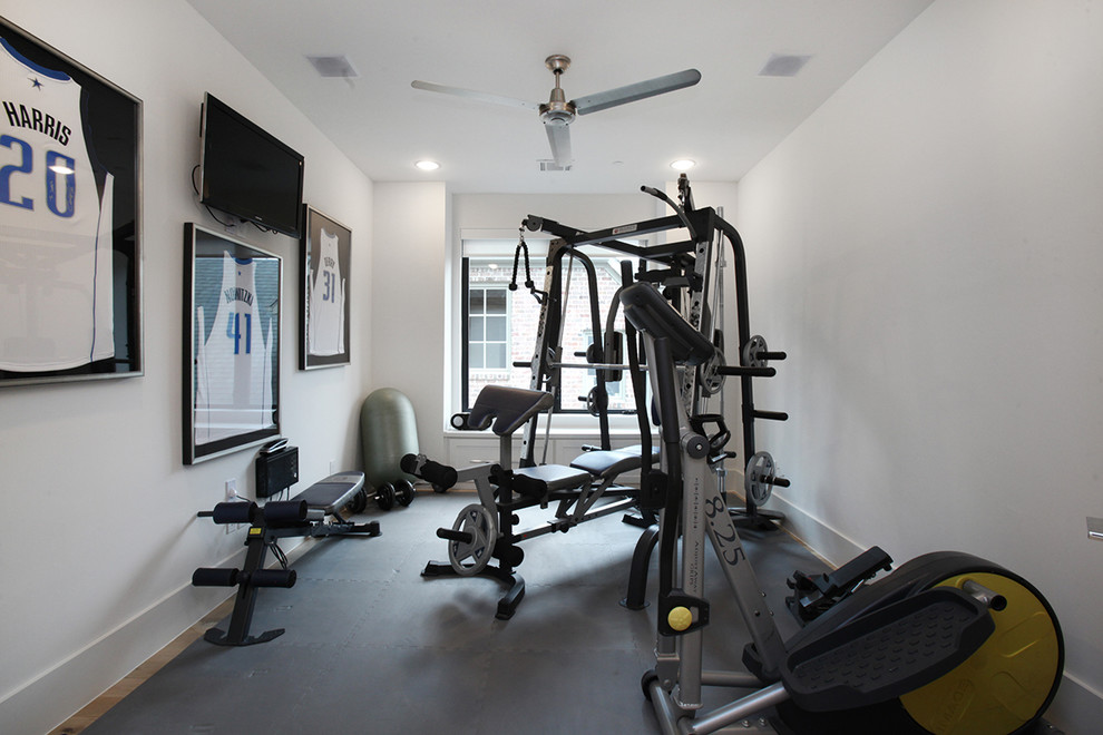 Multifunktionaler, Mittelgroßer Fitnessraum mit weißer Wandfarbe, hellem Holzboden und grauem Boden in Dallas