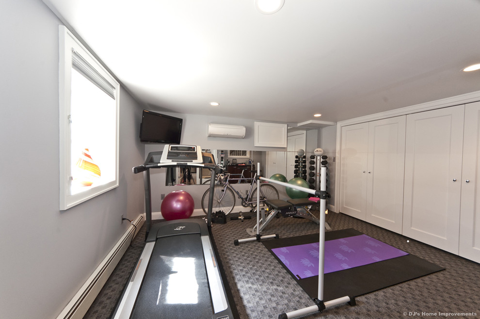Inspiration for a modern home gym remodel in New York