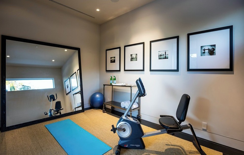 Cette photo montre un studio de yoga moderne de taille moyenne avec un mur blanc et parquet foncé.