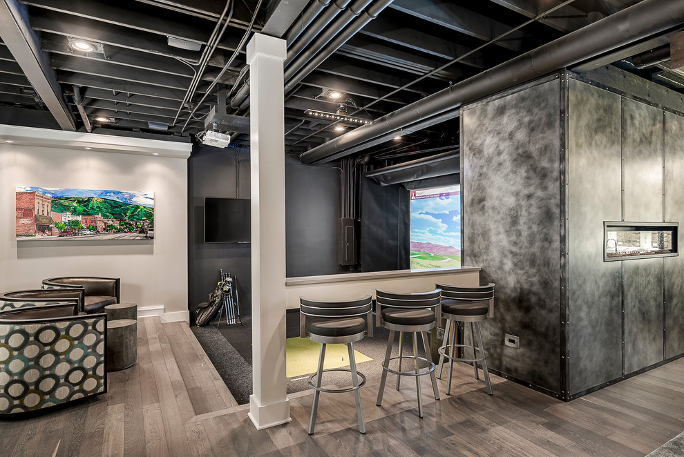 Mittelgroßer Moderner Fitnessraum mit grauer Wandfarbe, Indoor-Sportplatz und grauem Boden in Chicago