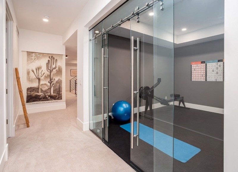 Multifunktionaler, Mittelgroßer Landhaus Fitnessraum mit grauer Wandfarbe und schwarzem Boden in Denver