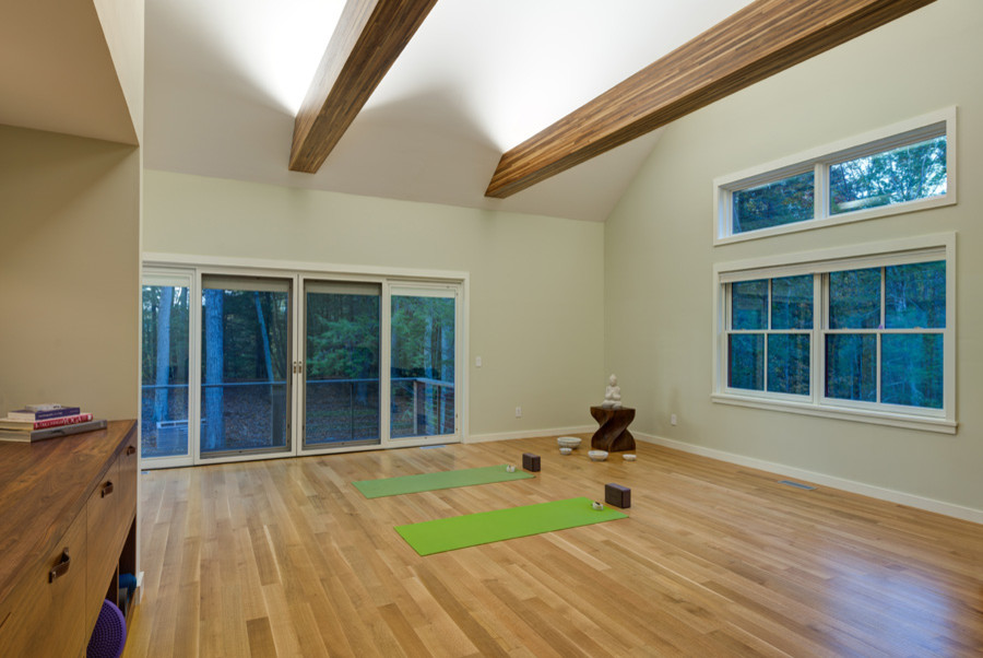 Großer Moderner Yogaraum mit grauer Wandfarbe und hellem Holzboden in New York