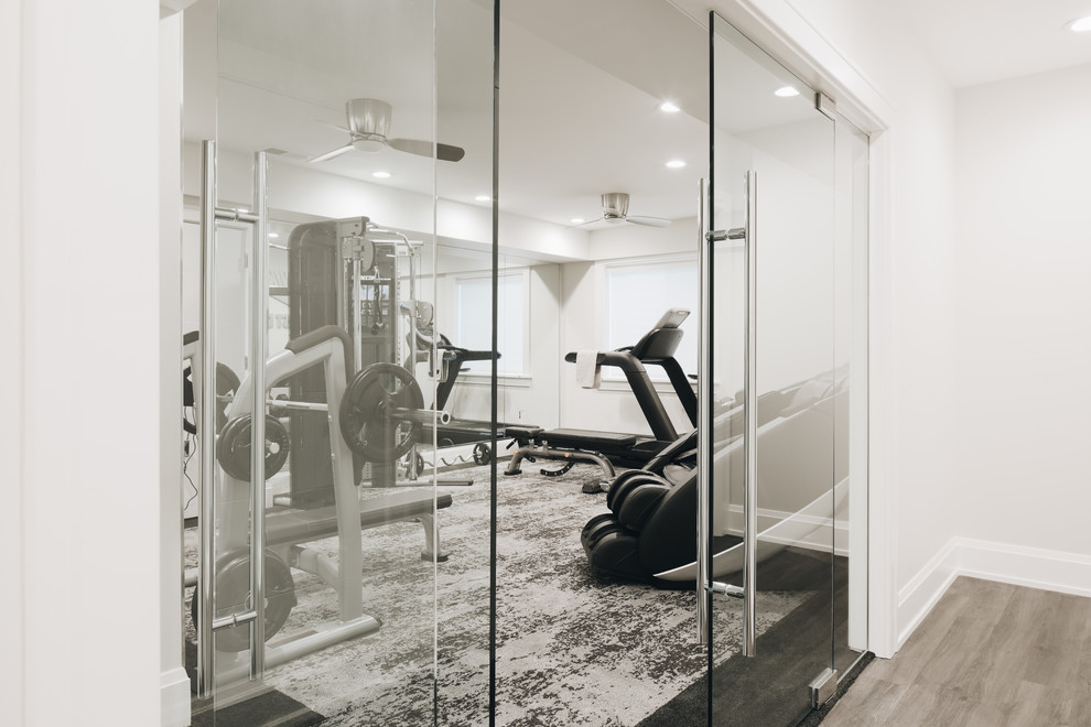 Multifunktionaler, Kleiner Moderner Fitnessraum mit grauer Wandfarbe, Teppichboden und buntem Boden in Chicago