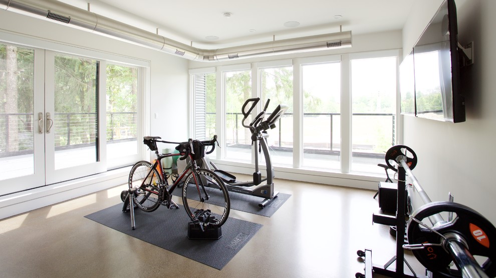 Multifunktionaler, Großer Moderner Fitnessraum mit weißer Wandfarbe und Betonboden in Toronto