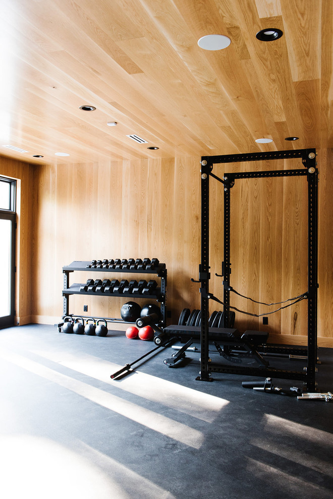Cette photo montre une petite salle de sport nature multi-usage avec un mur marron.