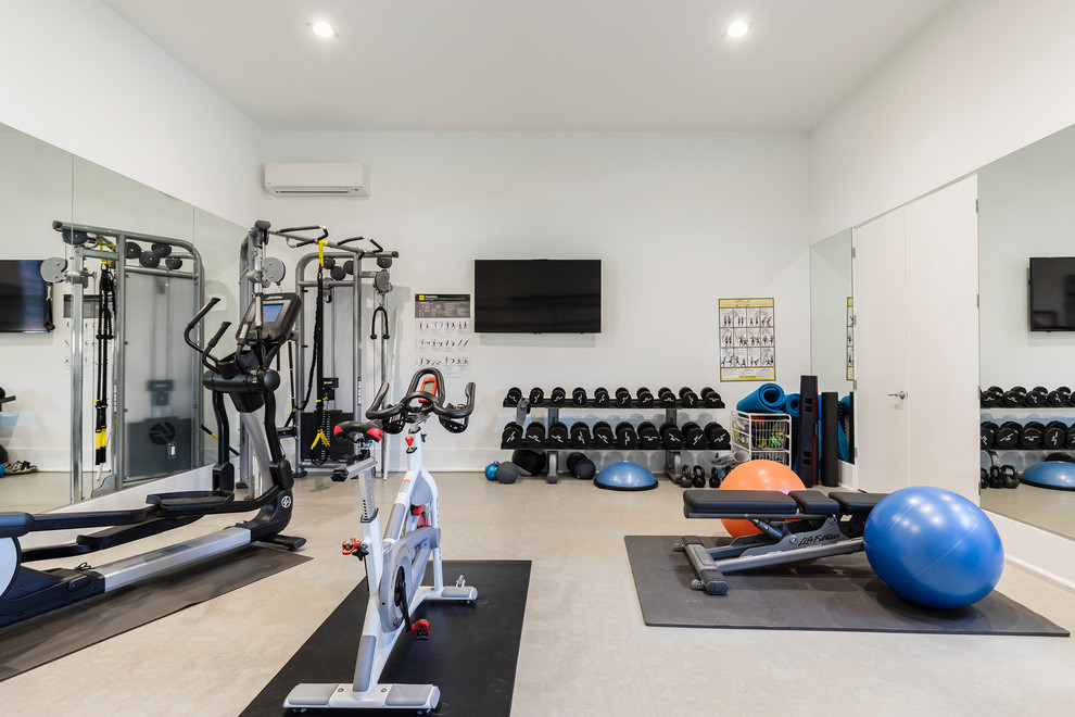 Multifunktionaler, Mittelgroßer Moderner Fitnessraum mit weißer Wandfarbe und grauem Boden in Orlando