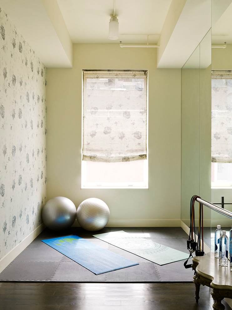 Immagine di uno studio yoga contemporaneo con pareti beige e parquet scuro