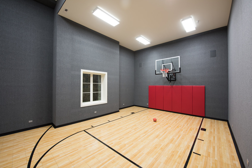 Großer Klassischer Fitnessraum mit Indoor-Sportplatz, grauer Wandfarbe und gelbem Boden in Chicago
