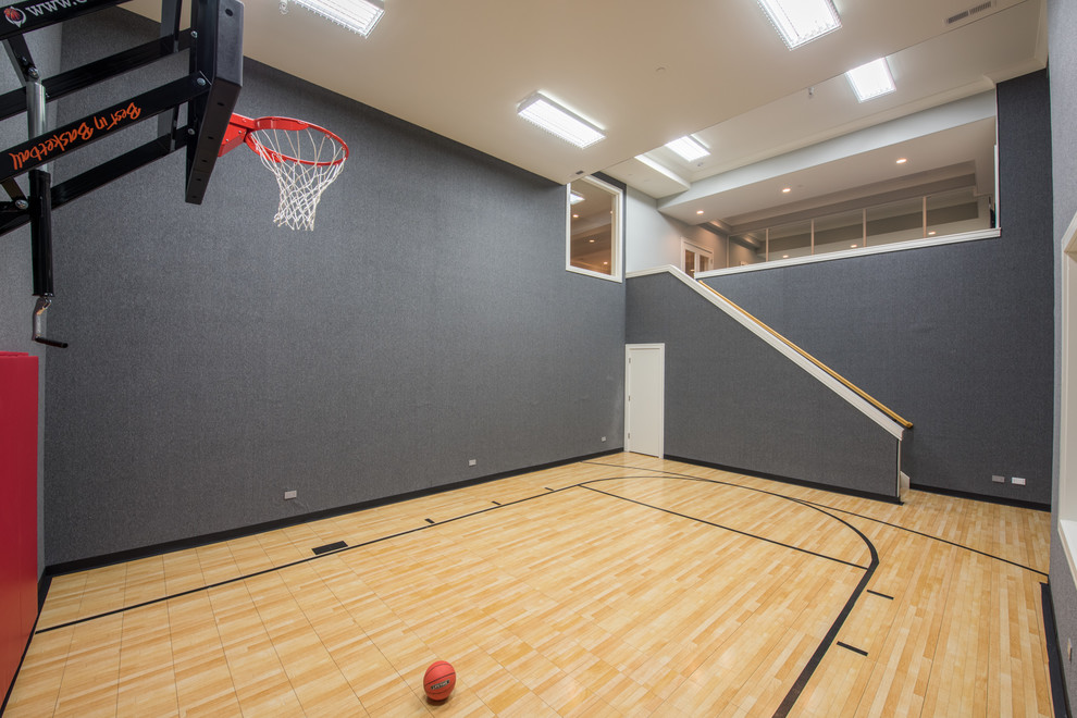 Großer Klassischer Fitnessraum mit Indoor-Sportplatz und grauer Wandfarbe in Chicago