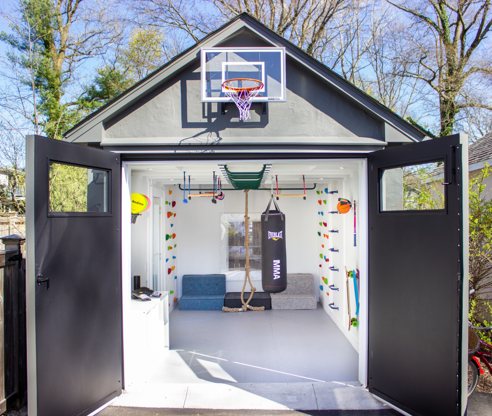 Kleiner Moderner Fitnessraum mit Kletterwand, weißer Wandfarbe und grauem Boden in New York