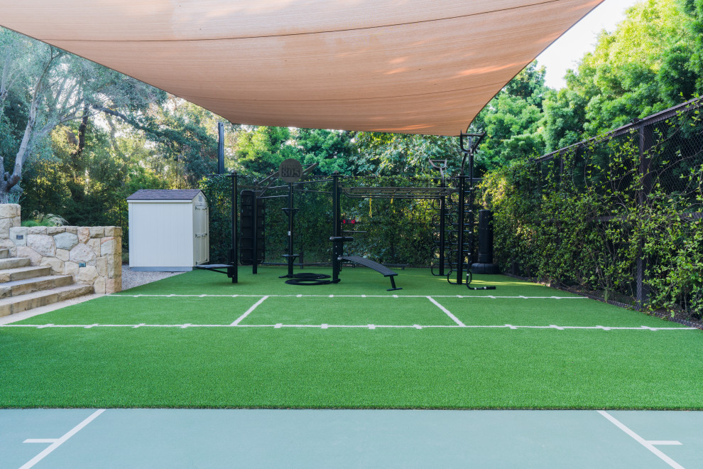 Cette image montre une salle de sport multi-usage et de taille moyenne avec un sol vert.